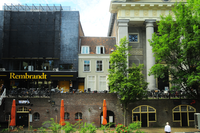 903245 Gezicht op de voorgevel van het huis 't Vagevuur (Oudegracht 71) te Utrecht, ingeklemd tussen de bioscoop ...